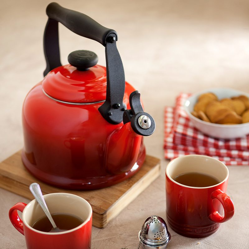 Ấm đun nước trên bếp từ Le Creuset Tradition 2,1L màu đỏ