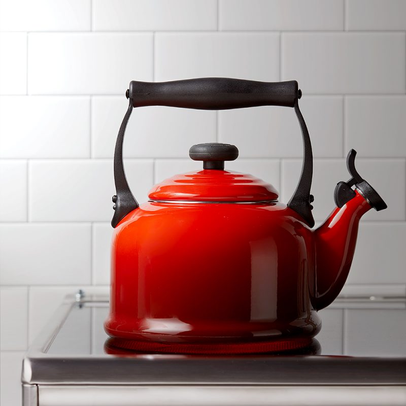 Ấm đun nước trên bếp từ Le Creuset Tradition 2,1L màu đỏ 2